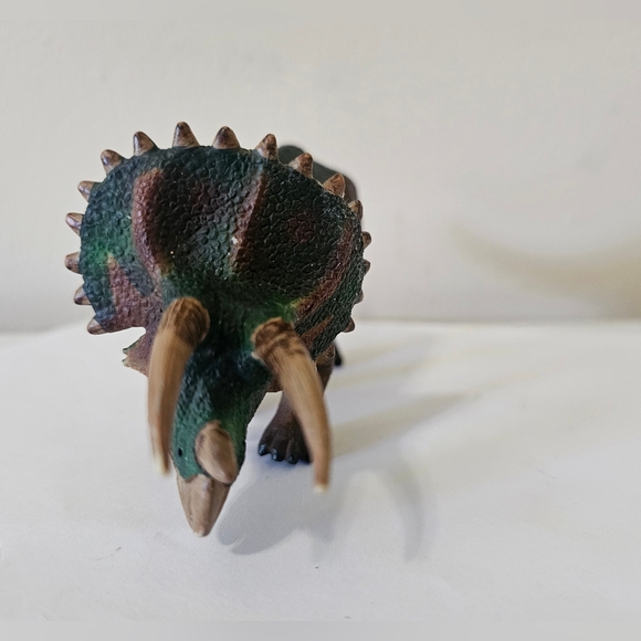 Safari Ltd TRICERATOPS Dinosaur Figure - Picture 5 of 7